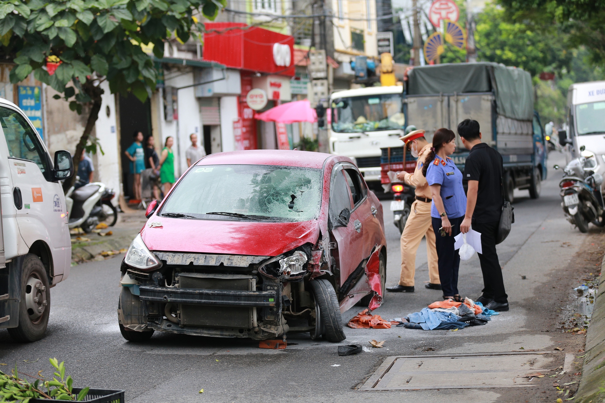 Hà Nội: Hiện trường vụ tài xế tự đốt ô tô sau va chạm với xe máy- Ảnh 1.