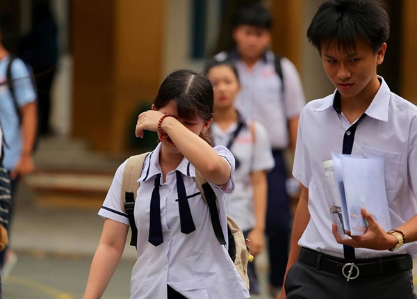 Nữ sinh cấp 3 thấy xấu hổ, bị trêu đùa trong ngày đầu đi học vì tên có chữ &quot;Thị&quot; - Ảnh 1.