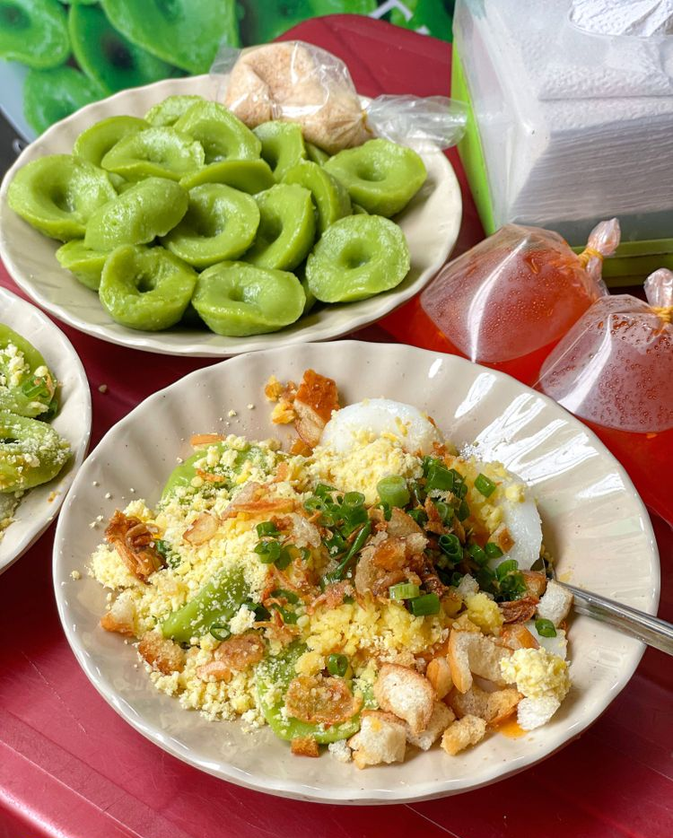 Món bánh không thể bỏ qua khi đi foodtour Hải Phòng: Tên &quot;điệu chảy rớt&quot;, nhưng mỗi nơi lại một &quot;giao diện&quot; khác nhau - Ảnh 9.