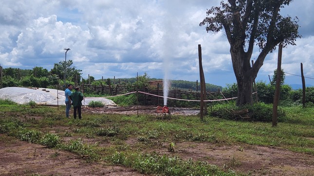 Sau động đất, một giếng khoan bất ngờ phun cột nước cao hơn 20m, chưa có dấu hiệu dừng - Ảnh 1.