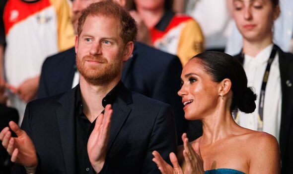 Harry &quot;xấu hổ&quot; vì căn nhà khiêm tốn trong khuôn viên cung điện khiến Meghan &quot;bất mãn&quot; khi so với nhà của William - Kate- Ảnh 8.