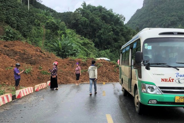 Sơn La: Sạt lở gây ùn tắc trong nhiều giờ tại quốc lộ 4G - Ảnh 2.