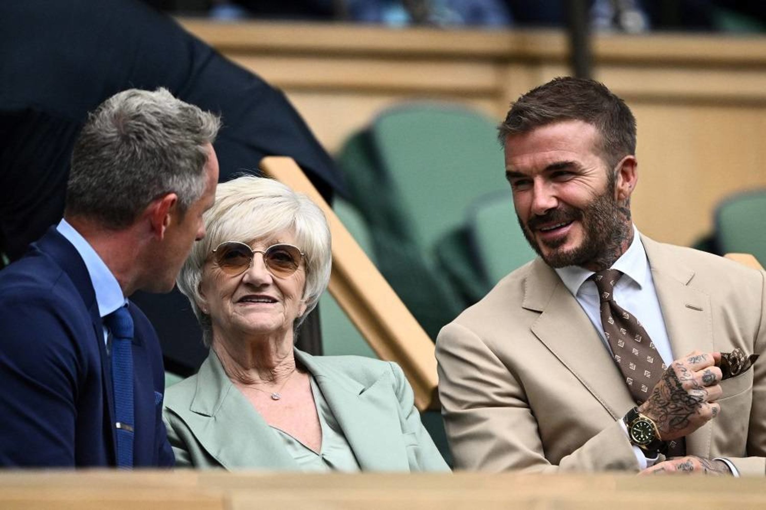 David Beckham ngồi ở &quot;khu hoàng gia&quot; trên khán đài Wimbledon, vợ chồng Harry - Meghan thêm một lần &quot;muối mặt&quot;?- Ảnh 1.