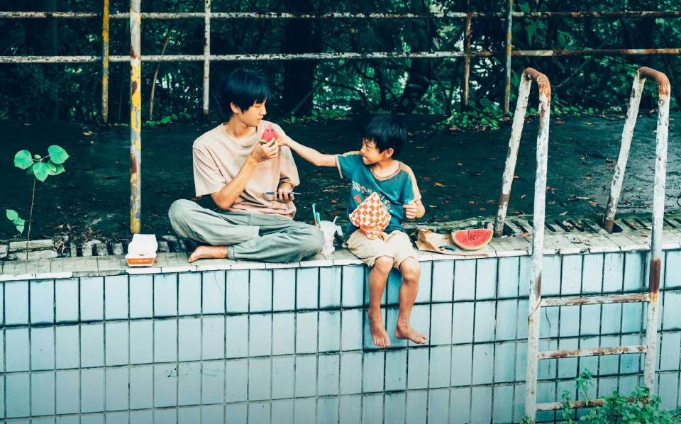 Phim bị hoãn chiếu vì nam chính quá nghèo? - Ảnh 3. Phim bị hoãn chiếu vì nam chính quá nghèo? - Ảnh 3.