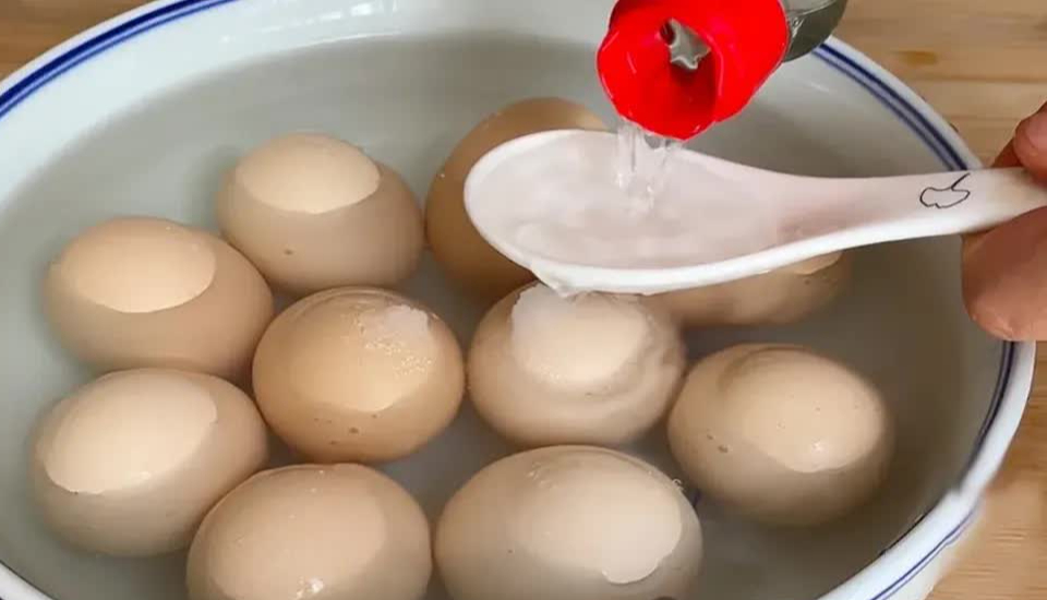 Thêm loại lá quen thuộc này vào khi luộc trứng: Chưa ai làm bao giờ nhưng cực thơm ngon và tốt cho sức khỏe gấp trăm lần - Ảnh 3.