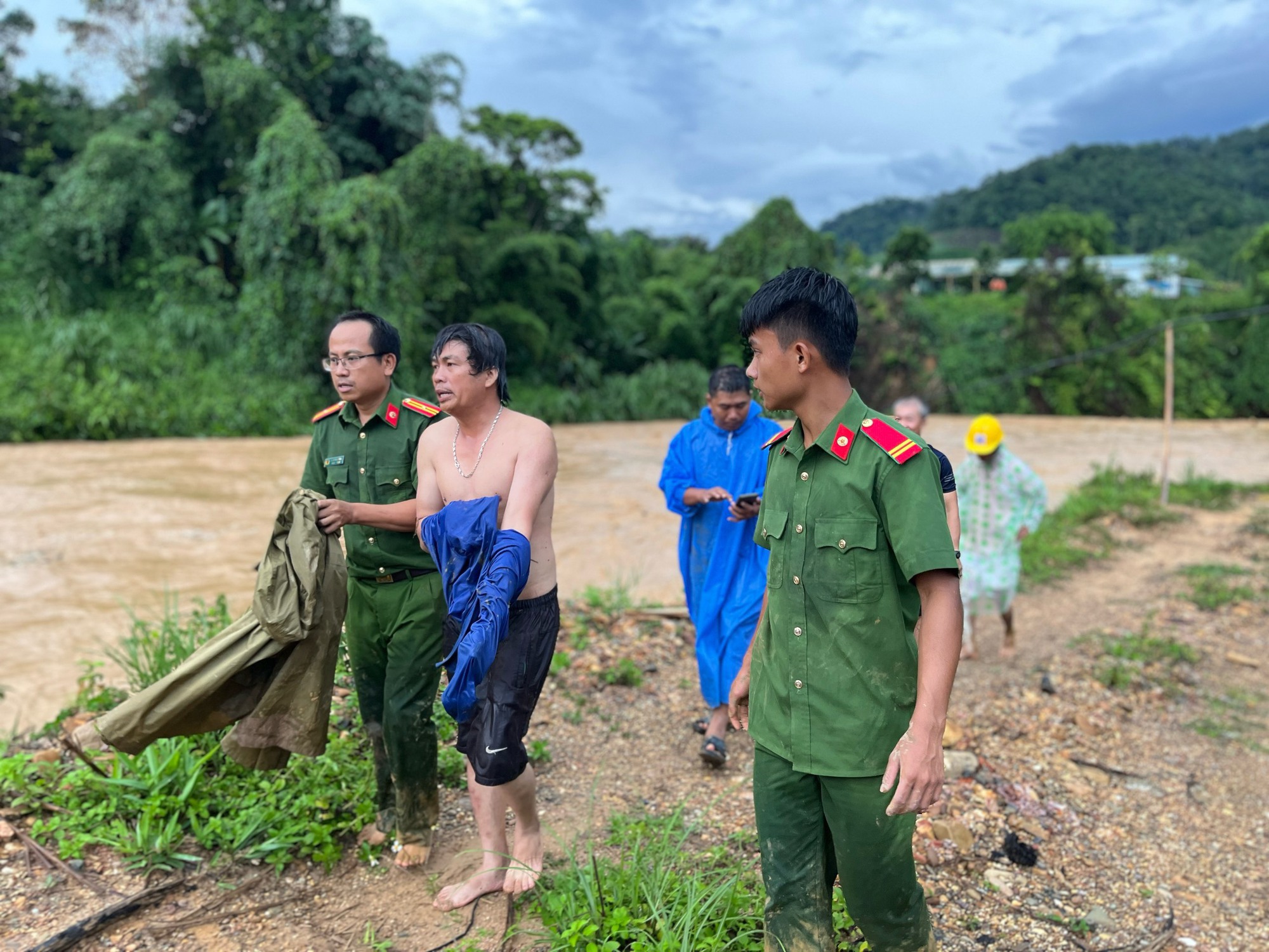 Clip: Người đàn ông mắc kẹt giữa dòng lũ quét ở Quảng Nam- Ảnh 1.