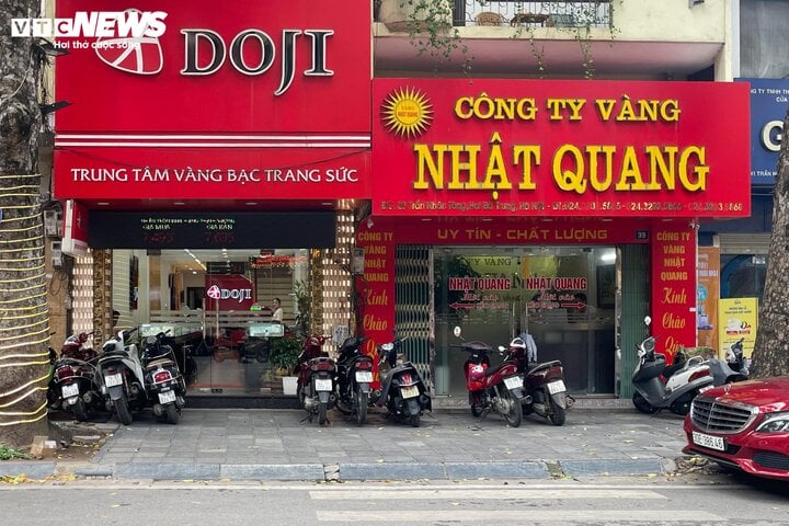 Giá vàng nhẫn tăng vọt, cửa hàng mở bán nhỏ giọt - Ảnh 2.