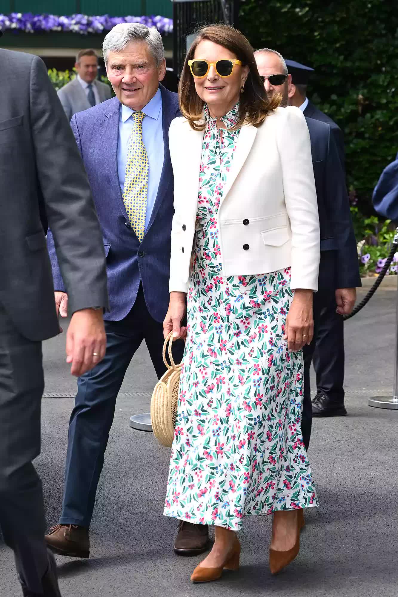 Cha mẹ Vương phi Kate thay mặt con gái xuất hiện tại Wimbledon, bà Carole Middleton tỏa sáng với diện mạo hút mắt- Ảnh 2.