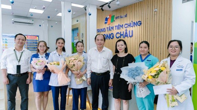 Sở Y tế TP.HCM: Tuyên dương một nữ bác sĩ đã cấp cứu thành công cho một phụ nữ bị sốc phản vệ ngay tại nhà thuốc - Ảnh 2.