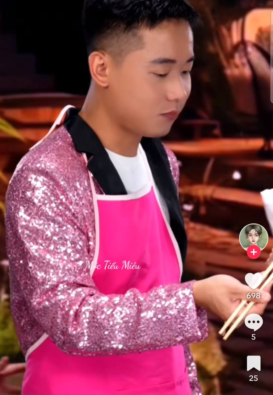 Phi&ecirc;n live cuối của Quang Linh Vlogs tại Việt Nam: Ngỡ ng&agrave;ng pha tự huỷ nhan sắc, Hằng Du Mục đứng cạnh tắt điện - Ảnh 2.