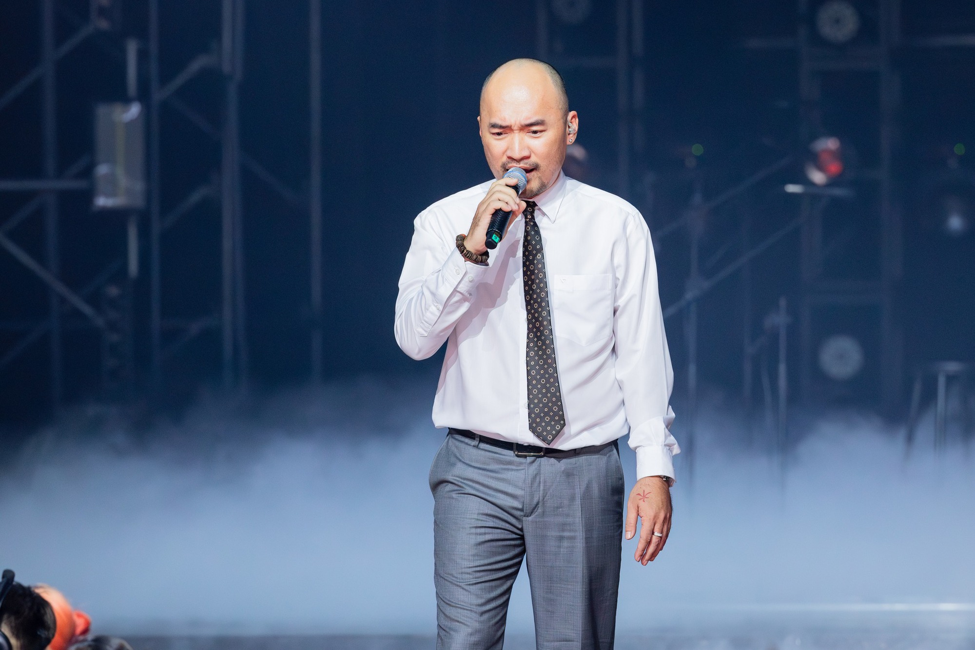 Tiến Luật hát nhạc buồn, tất cả cùng cười! - Ảnh 3. Tiến Luật hát nhạc buồn, tất cả cùng cười! - Ảnh 3.