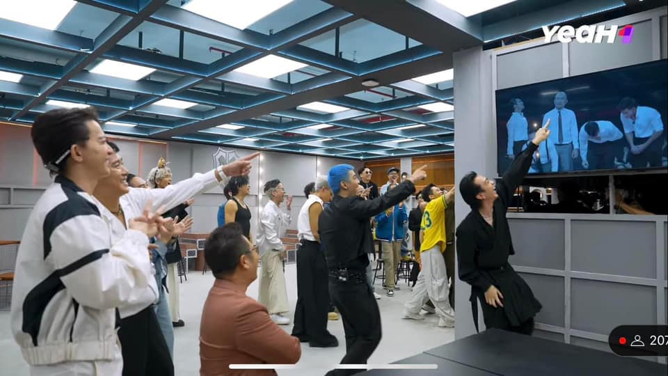 Tiến Luật hát nhạc buồn, tất cả cùng cười! - Ảnh 5. Tiến Luật hát nhạc buồn, tất cả cùng cười! - Ảnh 5.