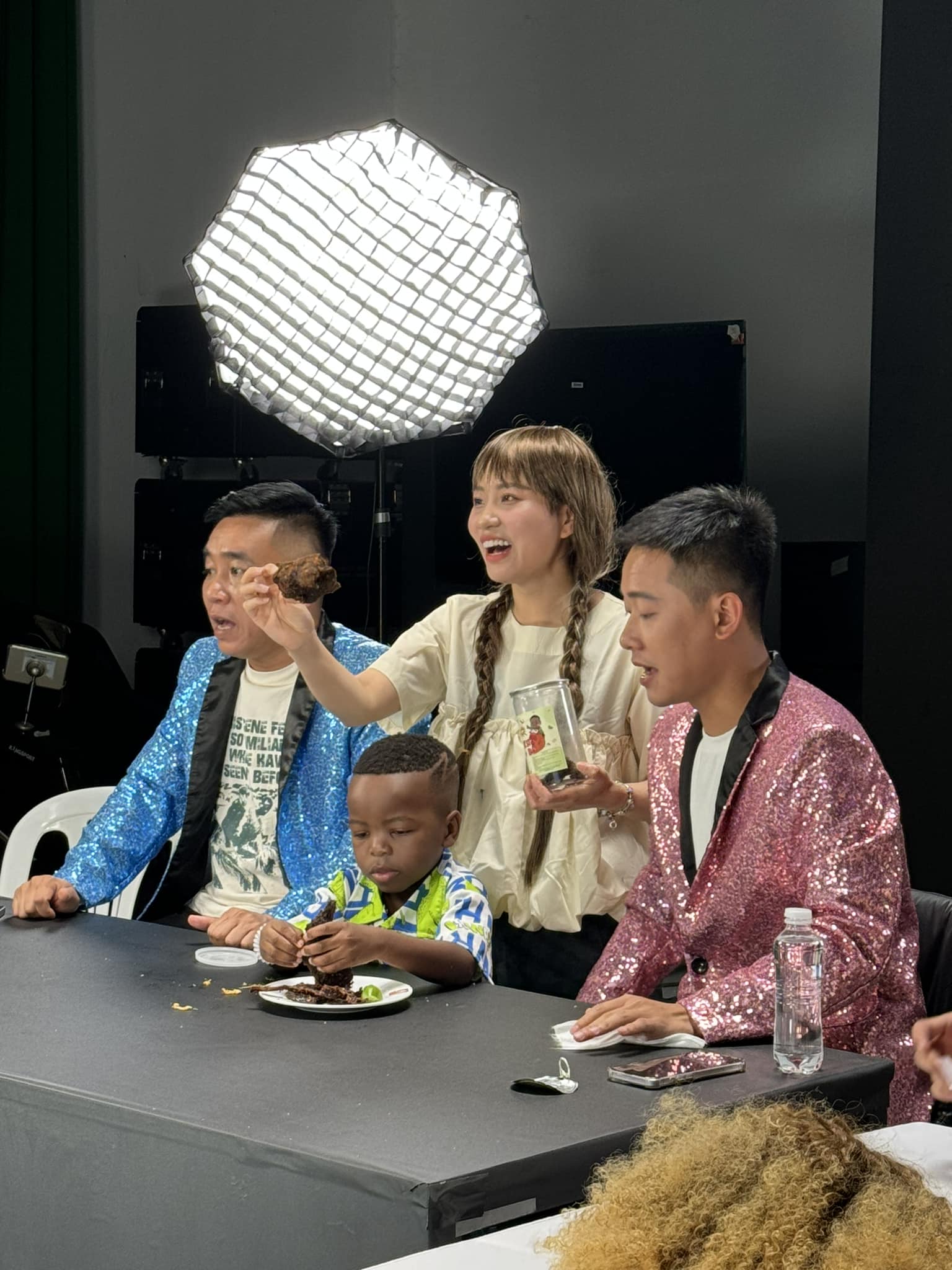 Phi&ecirc;n live cuối của Quang Linh Vlogs tại Việt Nam: Ngỡ ng&agrave;ng pha tự huỷ nhan sắc, Hằng Du Mục đứng cạnh tắt điện - Ảnh 5.