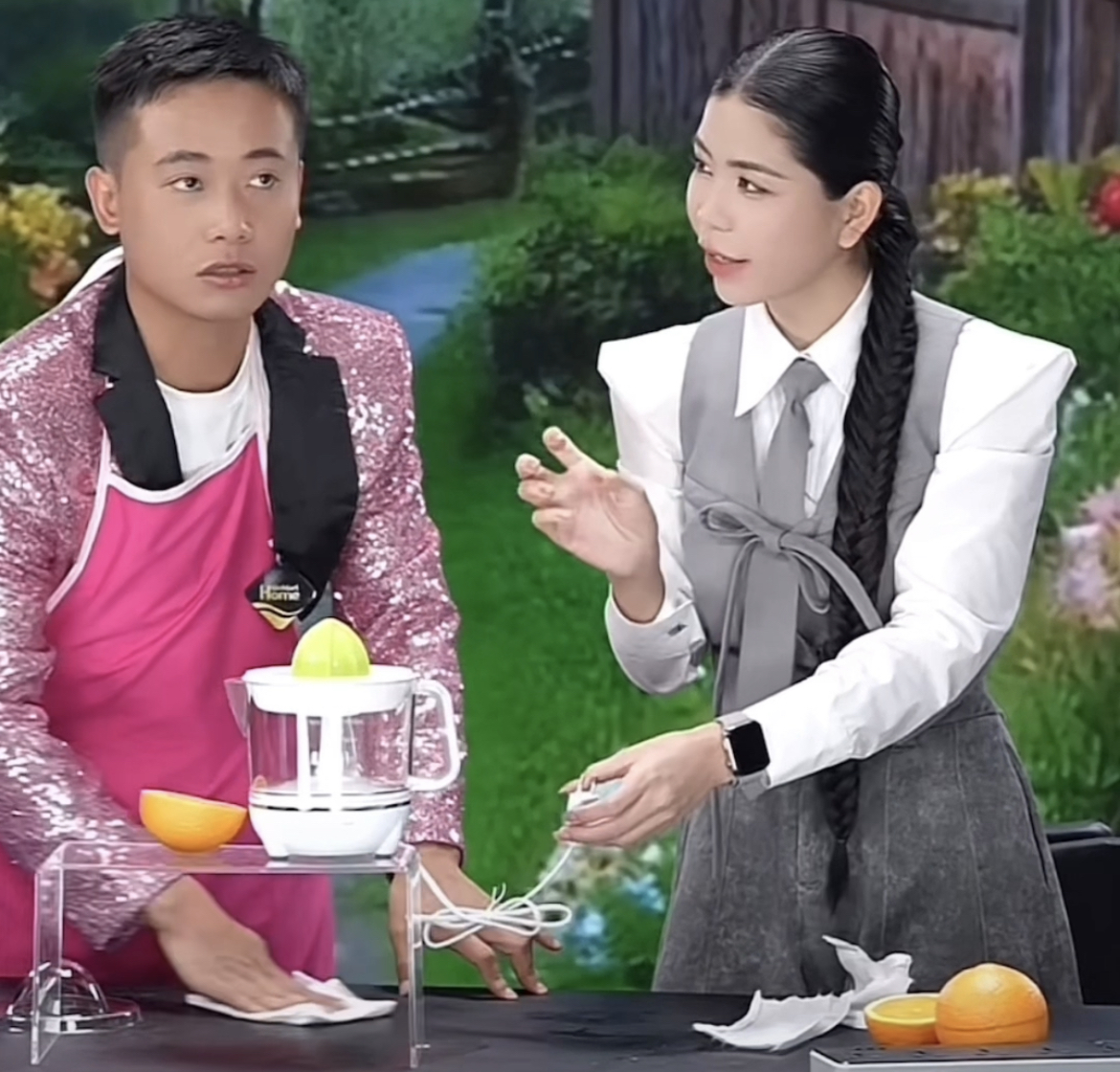 Phi&ecirc;n live cuối của Quang Linh Vlogs tại Việt Nam: Ngỡ ng&agrave;ng pha tự huỷ nhan sắc, Hằng Du Mục đứng cạnh tắt điện - Ảnh 1.