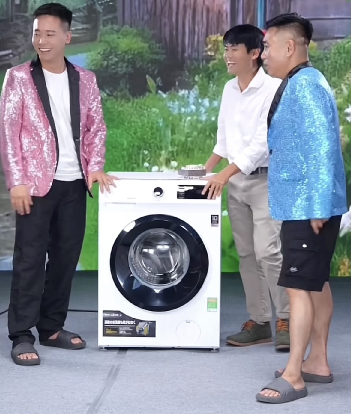 Phi&ecirc;n live cuối của Quang Linh Vlogs tại Việt Nam: Ngỡ ng&agrave;ng pha tự huỷ nhan sắc, Hằng Du Mục đứng cạnh tắt điện - Ảnh 4.