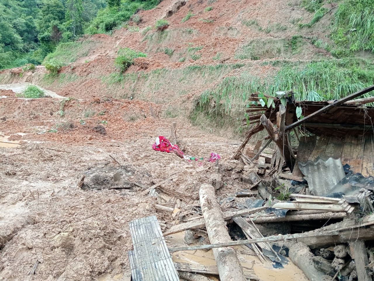 Sạt lở đất vùi lấp nhiều nhà dân ở Hà Giang, 1 cháu nhỏ tử vong - Ảnh 2.