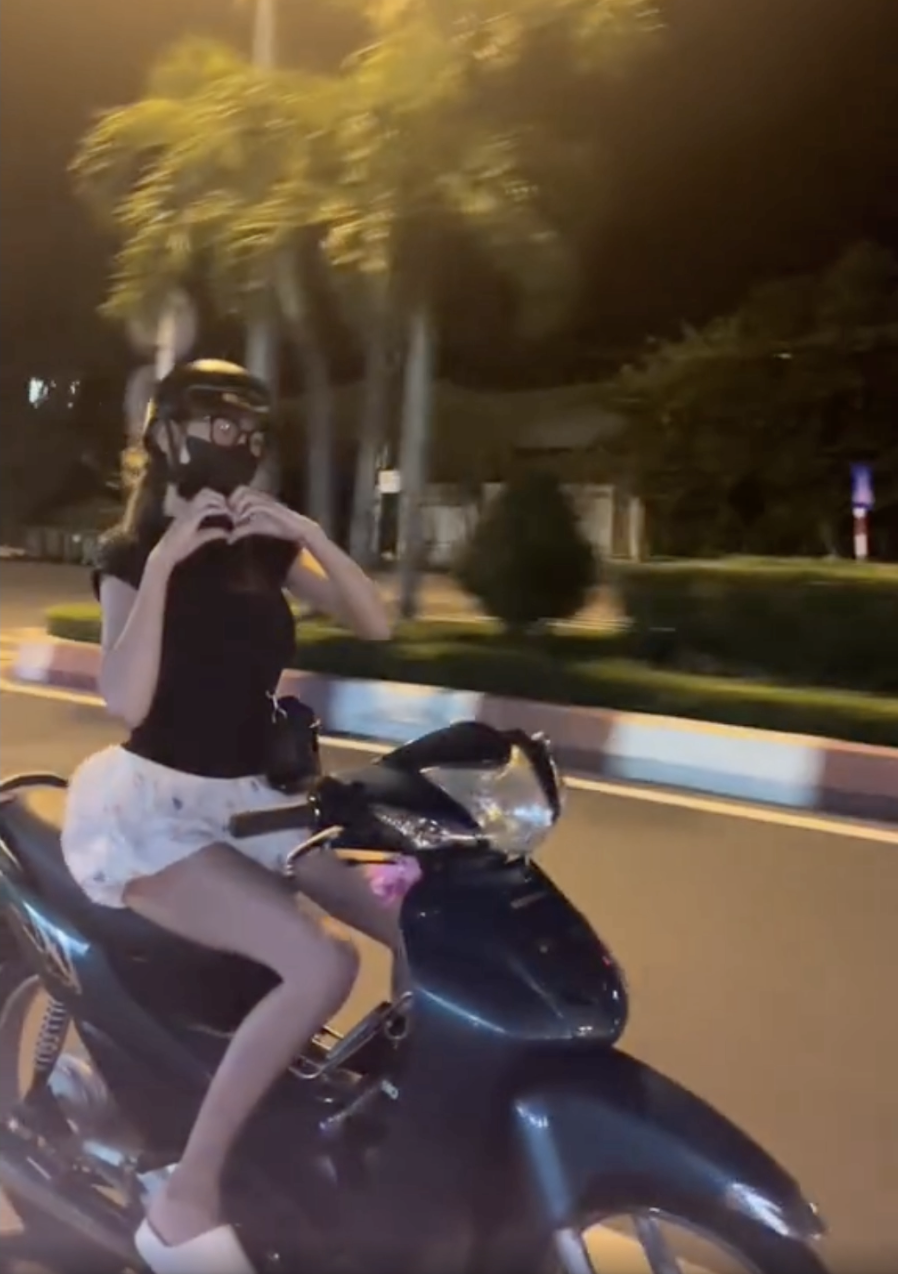 CLIP: Truy tìm cô gái lái xe buông tay làm biểu tượng trái tim gây CLIP: Truy tìm cô gái lái xe buông tay làm biểu tượng trái tim gây