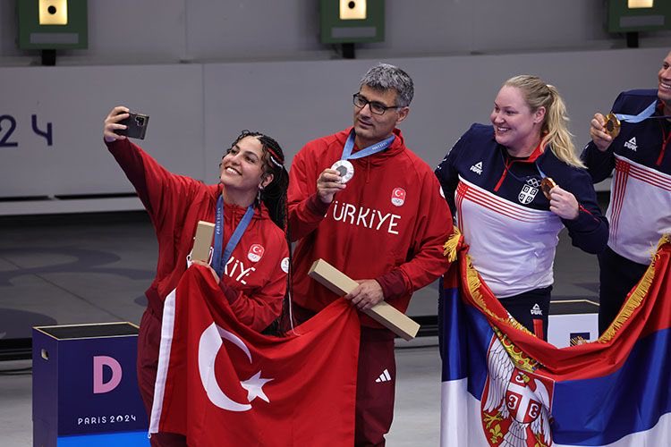 51-year-old shooter attracts 50 million views with just one cool shooting photo, looks like "the uncle next door", and still wins a medal while playing at the Olympics! - Photo 4.