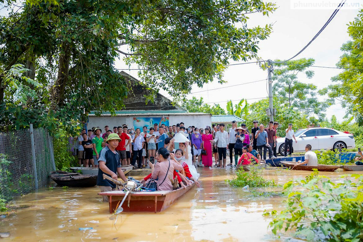 Cô dâu gen Z ngạc nhiên trước lễ đón dâu bằng thuyền, phao tự chế của người dân “rốn lũ” Chương Mỹ- Ảnh 2.