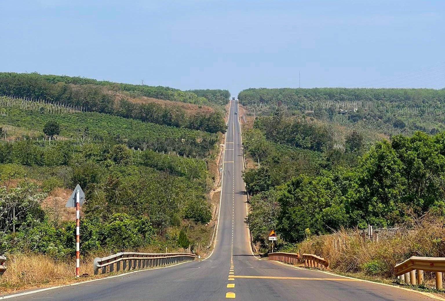 Phát hiện &quot;con đường dựng đứng&quot; ở Tây Nguyên, chưa đến 1km nhưng làm nhiều người nổi da gà khi nhìn thấy- Ảnh 1.