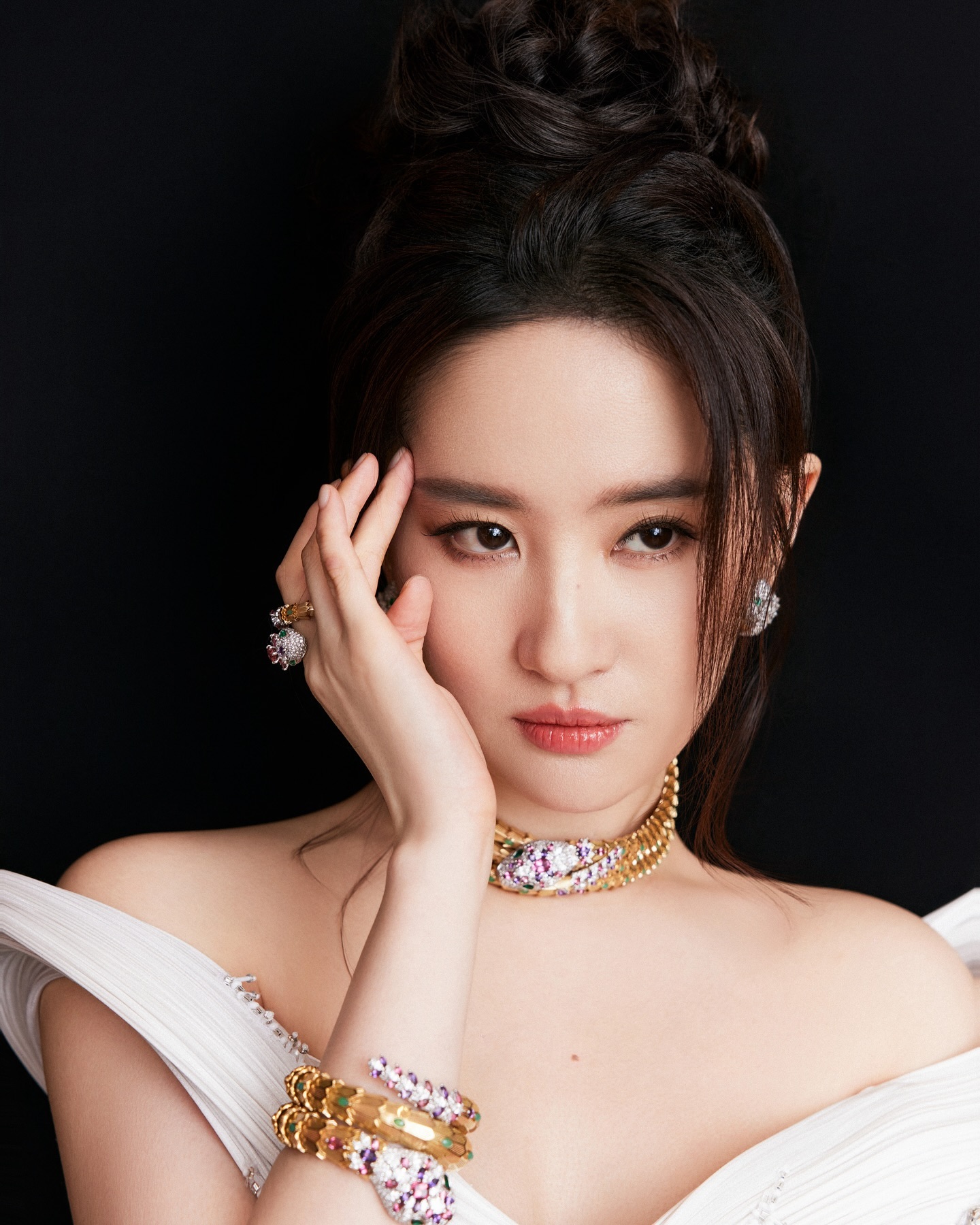 -liu-yifei-on-july-19-2024-may-be-an-image-of-1-person-braids-and-makeup-1723198014840374483449-1723212605237-1723212605404868022-1723277844455-1723277844681798619640.jpg