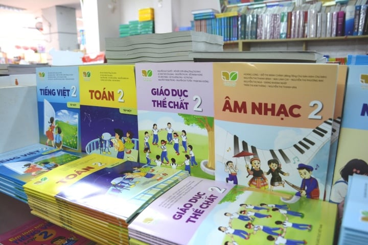 NXB Giáo dục nói gì trước thông tin &quot;hoa hồng cực cao mua bán sách giáo khoa&quot;? - Ảnh 1.