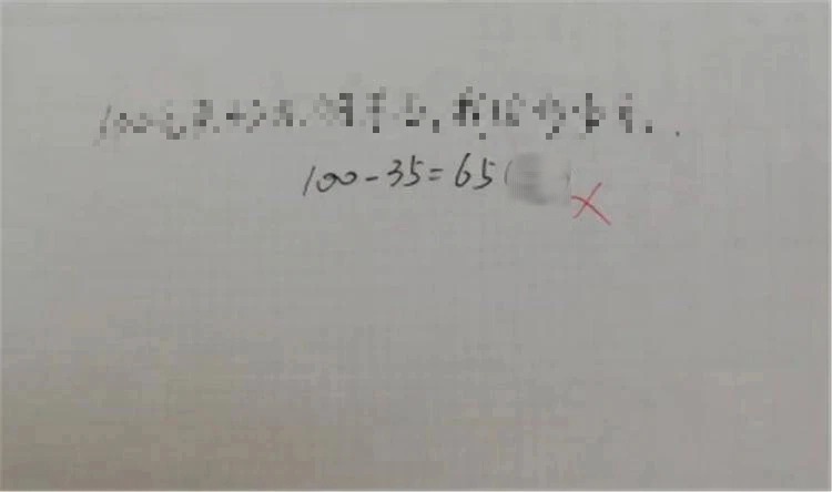 Con làm phép tính ‘100 - 35 = 65’ bị cô giáo gạch đỏ, bố tưởng cô chấm sai, bức xúc gọi chất vấn và cái kết ‘bức xúc tăng gấp bội’- Ảnh 1.