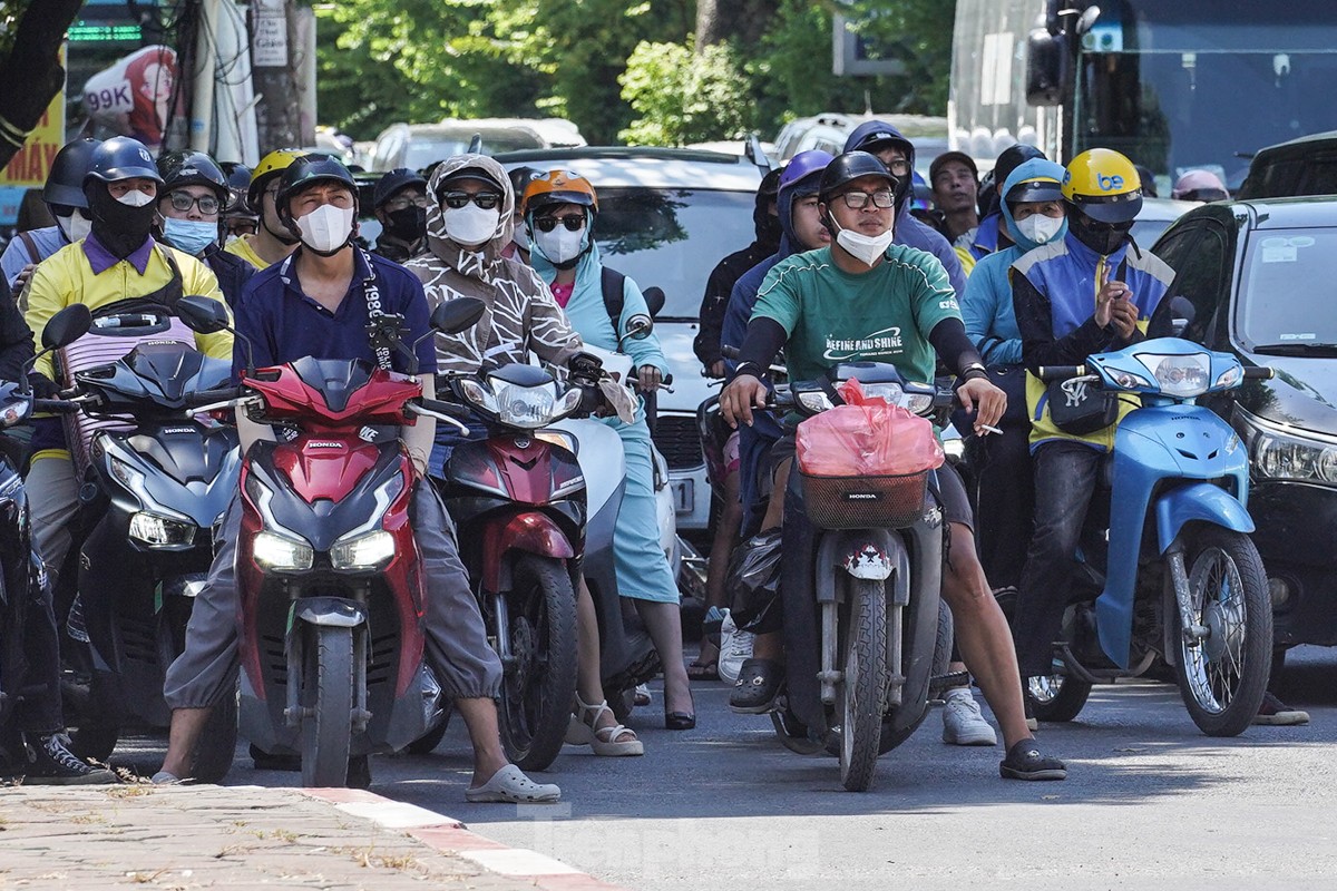 Người Hà Nội quay cuồng với nắng nóng gần 40 độ C - Ảnh 11.