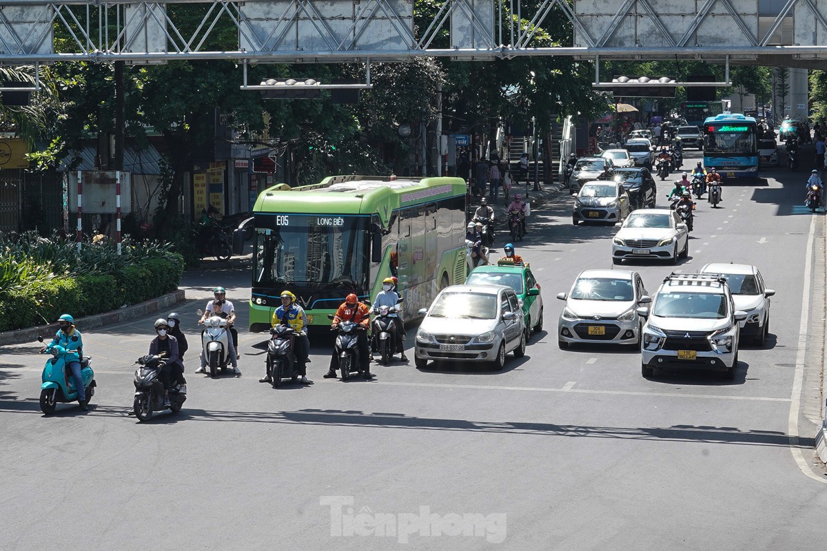 Người Hà Nội quay cuồng với nắng nóng gần 40 độ C - Ảnh 9.