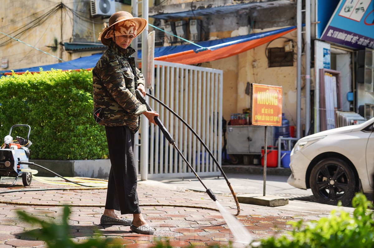 Người Hà Nội quay cuồng với nắng nóng gần 40 độ C - Ảnh 5.