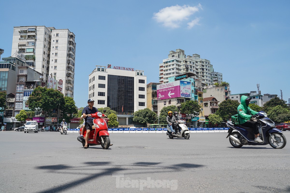 Người Hà Nội quay cuồng với nắng nóng gần 40 độ C - Ảnh 16.