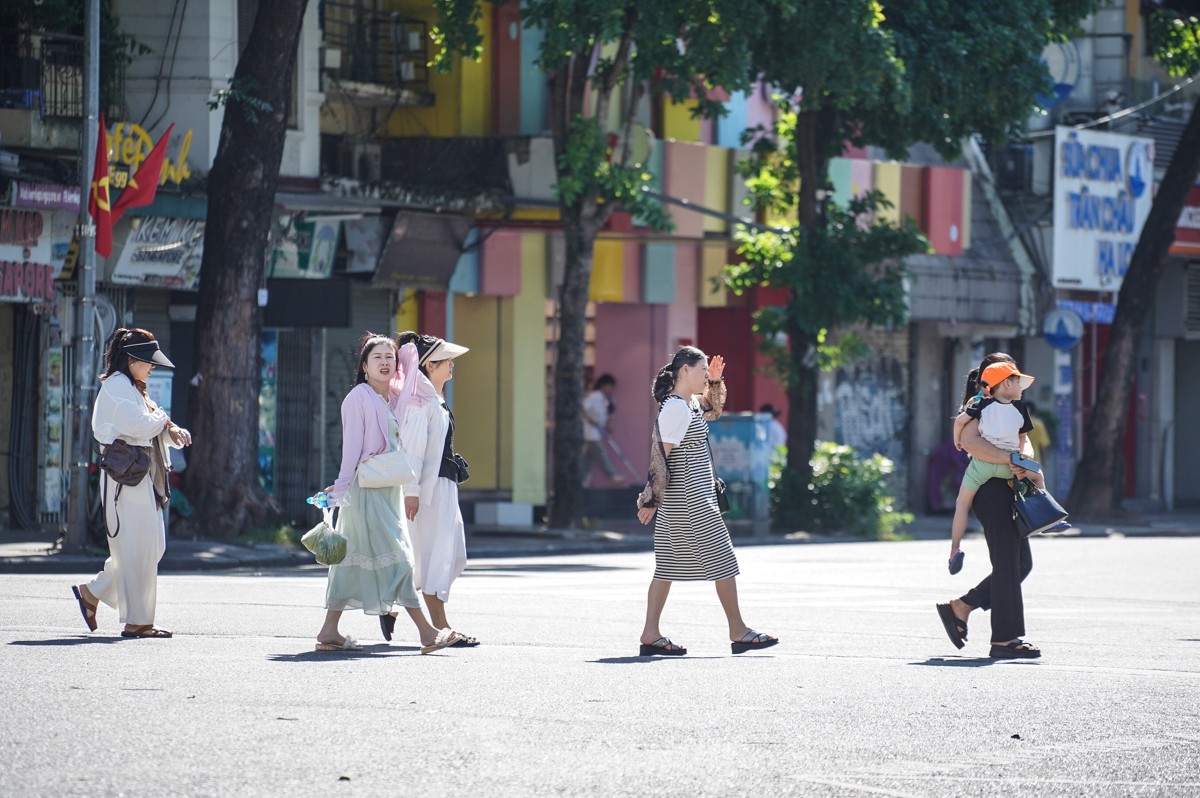 Người Hà Nội quay cuồng với nắng nóng gần 40 độ C - Ảnh 14.