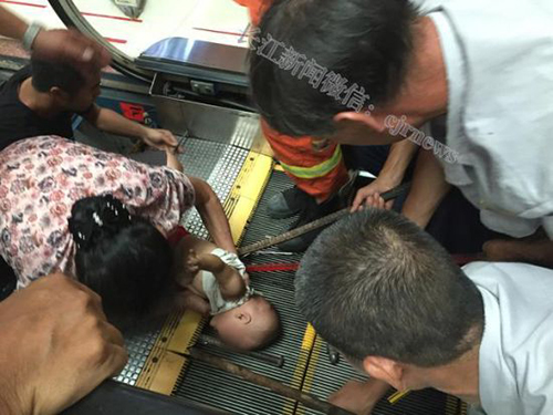 2 người phụ nữ ép 1 đứa trẻ đi thang cuốn, những gì xảy ra sau đó khiến người xem hết sức phẫn nộ - Ảnh 4. 2 người phụ nữ ép 1 đứa trẻ đi thang cuốn, những gì xảy ra sau đó khiến người xem hết sức phẫn nộ - Ảnh 4.