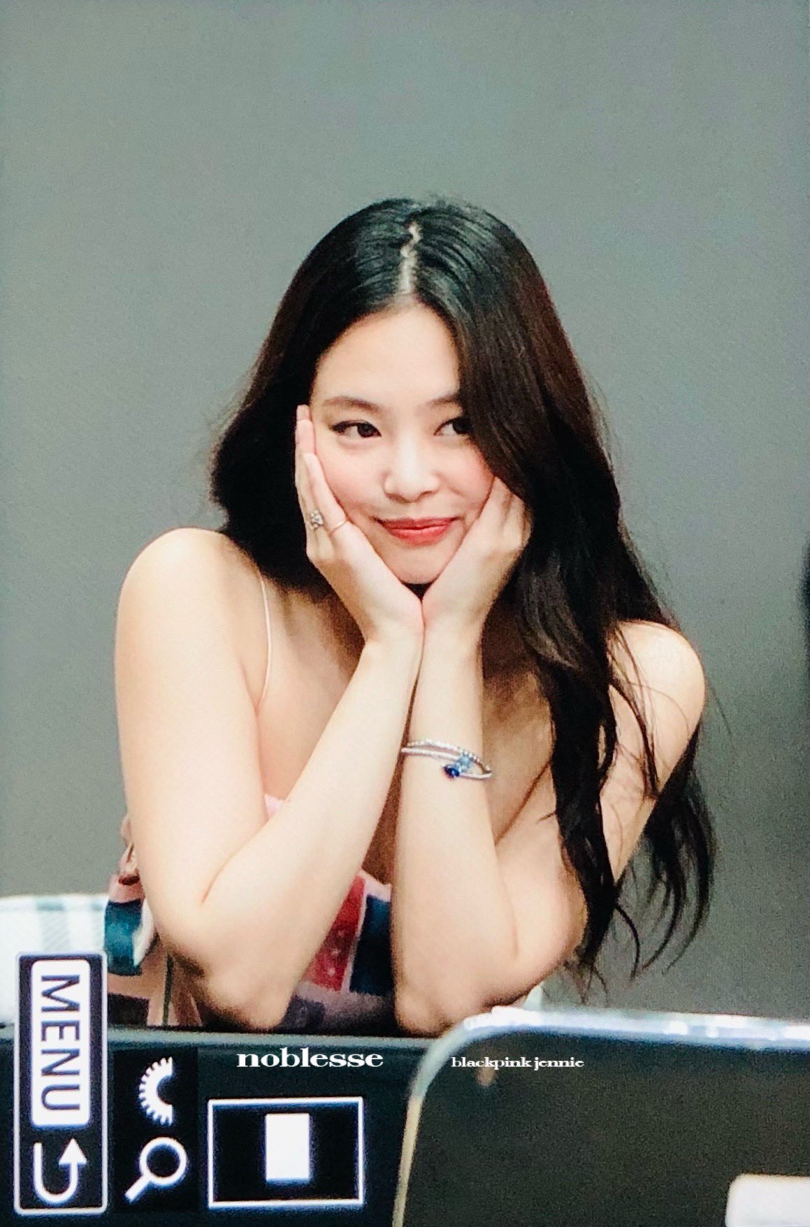 1,5 triệu người phát sốt vì cú vuốt tóc của Jennie (BLACKPINK)- Ảnh 4.