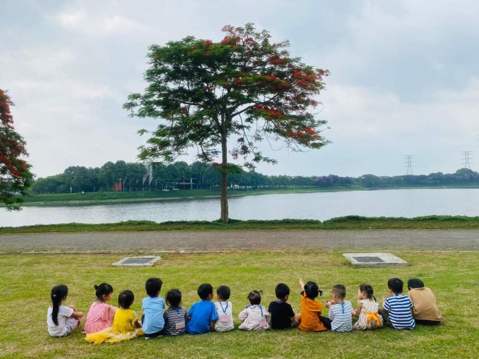 Có 1 ngôi trường mầm non &quot;kỳ lạ&quot; ở Hà Nội: Học sinh tha hồ mộng mơ, rong chơi, các cô giáo cũng như những... đứa trẻ chưa lớn - Ảnh 10.