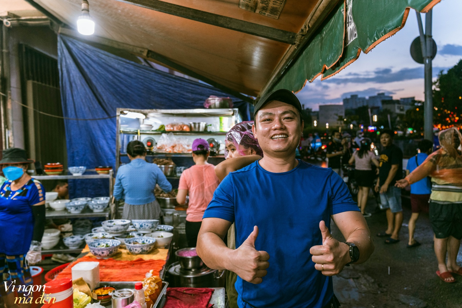 Chàng trai bỏ công việc ngân hàng lương cao đi bán quán bún bò bán vài tiếng là hết hàng: &quot;Làm nghề này cực nhưng mình thấy hạnh phúc!&quot; - Ảnh 4.