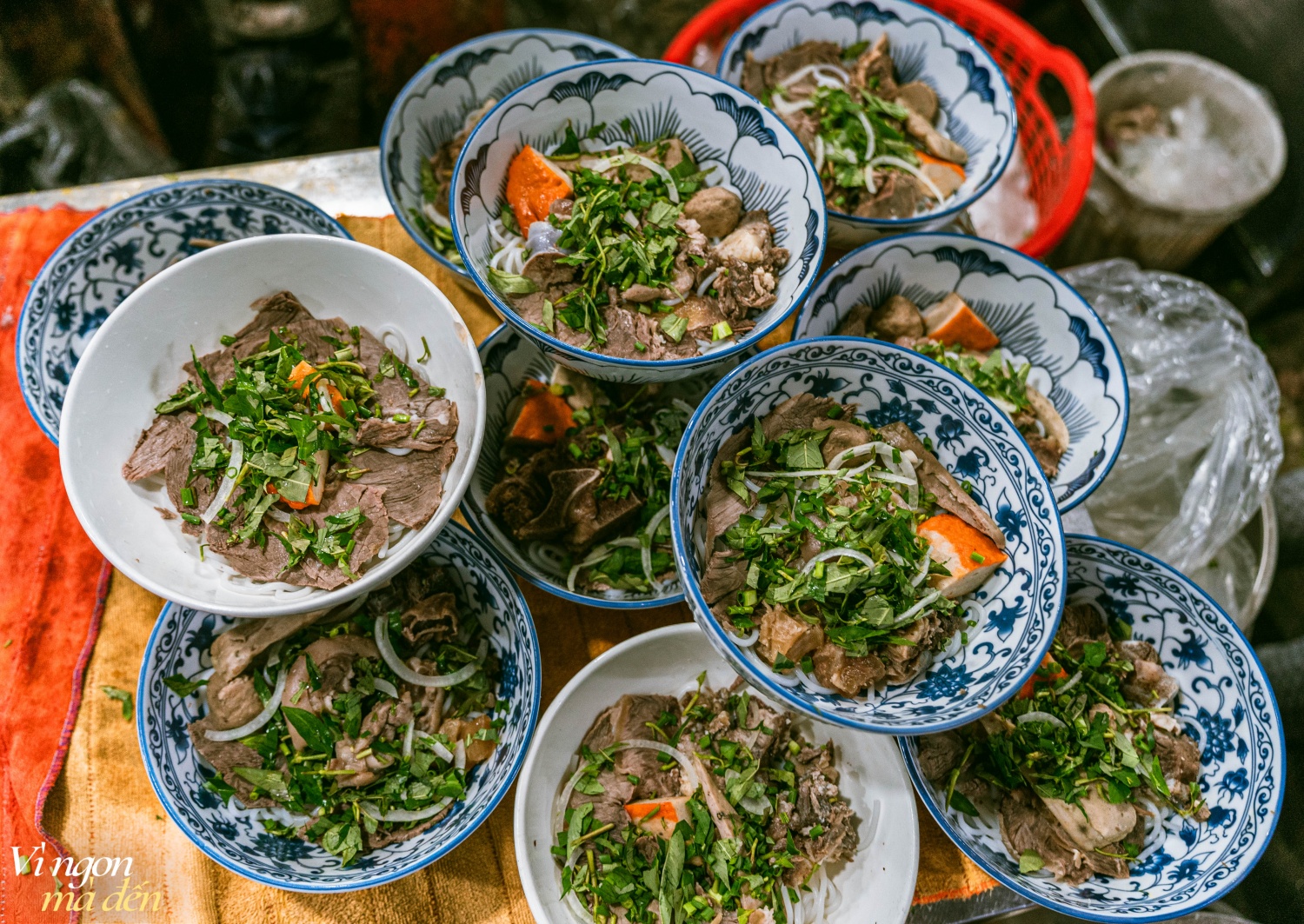 Chàng trai bỏ công việc ngân hàng lương cao đi bán quán bún bò bán vài tiếng là hết hàng: &quot;Làm nghề này cực nhưng mình thấy hạnh phúc!&quot; - Ảnh 3.