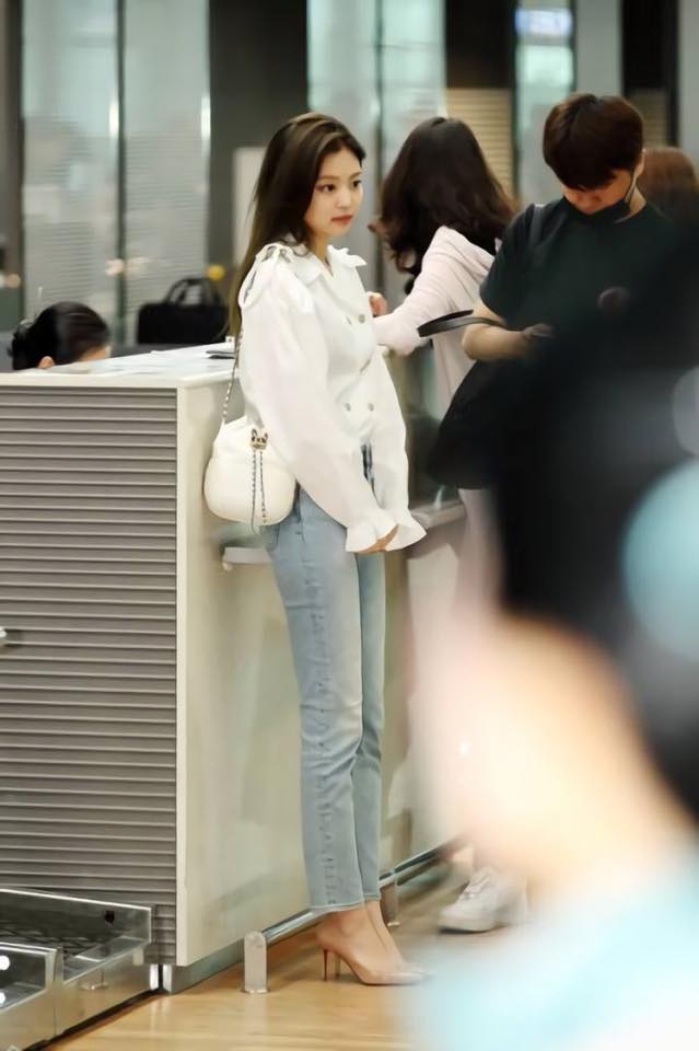 blackpink-jennie-airport-fashion-2018-1-17234590091061929812806-1723469955311-17234699554441842866471.jpg