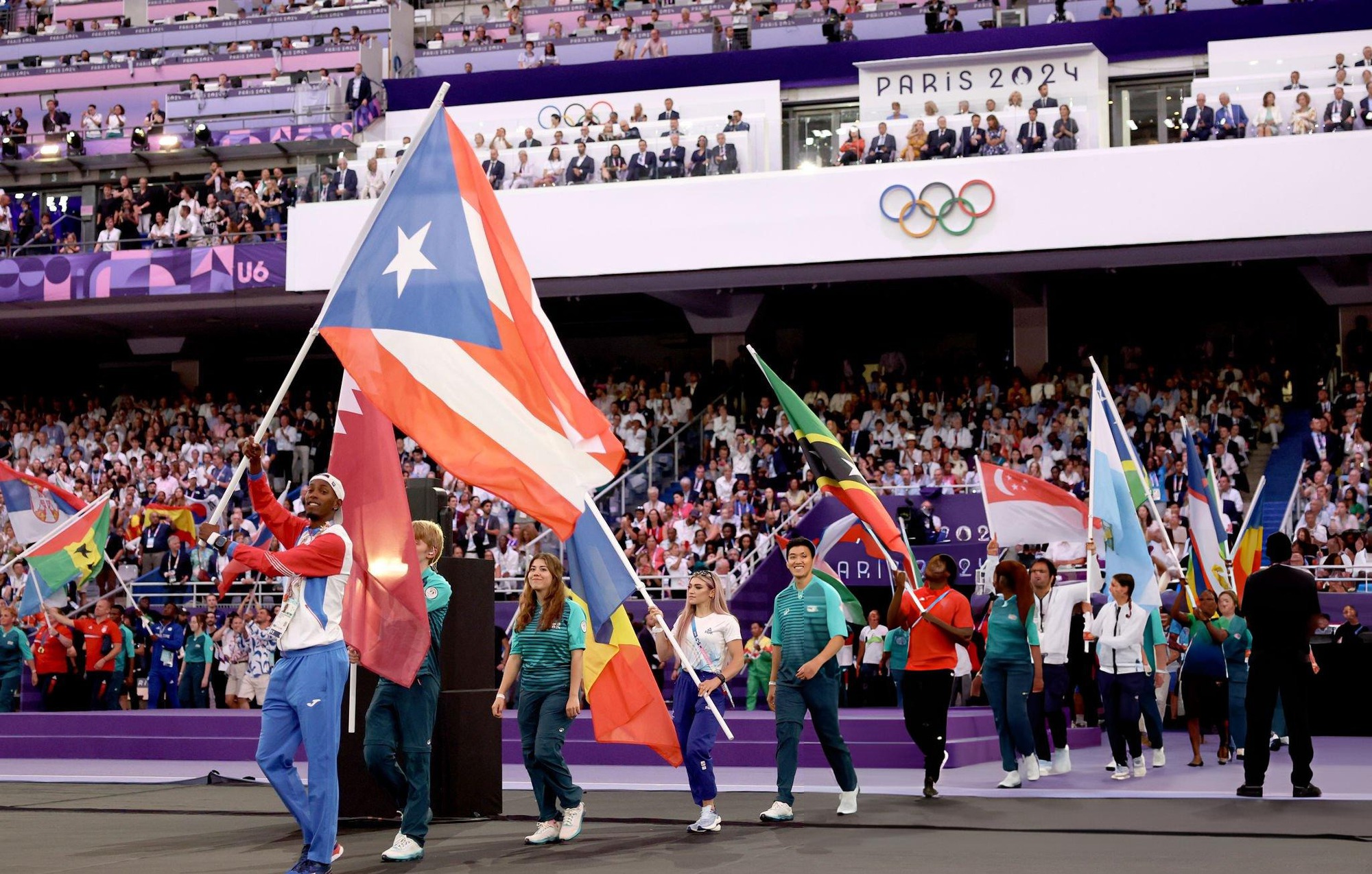 Lễ bế mạc Olympic 2024: Hành trình xuyên không gian - thời gian mãn nhãn và cái kết nghẹt thở như phim hành động Hollywood- Ảnh 2.