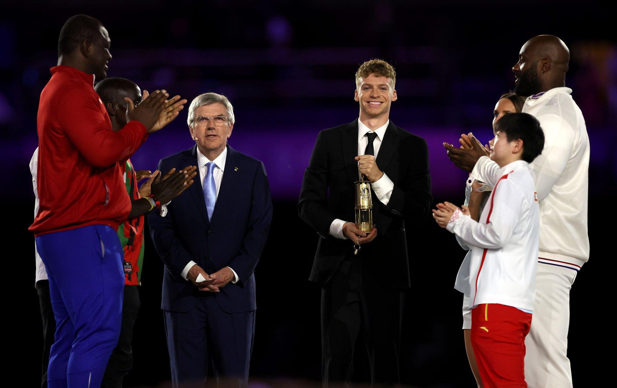 Lễ bế mạc Olympic 2024: Hành trình xuyên không gian - thời gian mãn nhãn và cái kết nghẹt thở như phim hành động Hollywood- Ảnh 15.