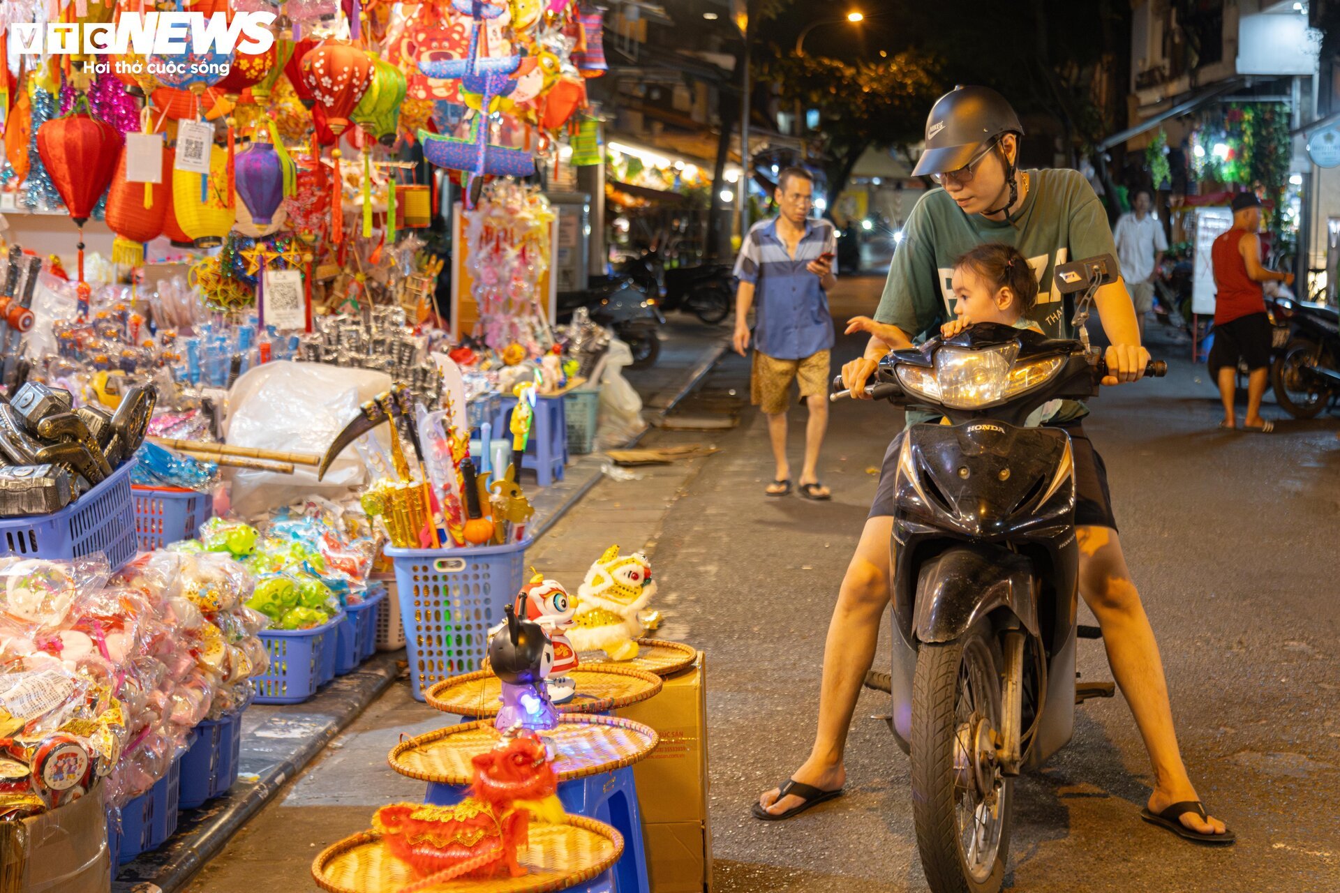 Phố cổ Hà Nội vào mùa Trung thu, cửa hàng chi gần 300 triệu lắp dàn đèn cá chép- Ảnh 22.