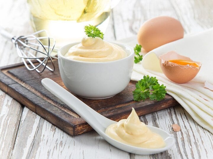 Cách làm sốt mayonnaise ngon hơn loại mua ở siêu thị - Ảnh 1.