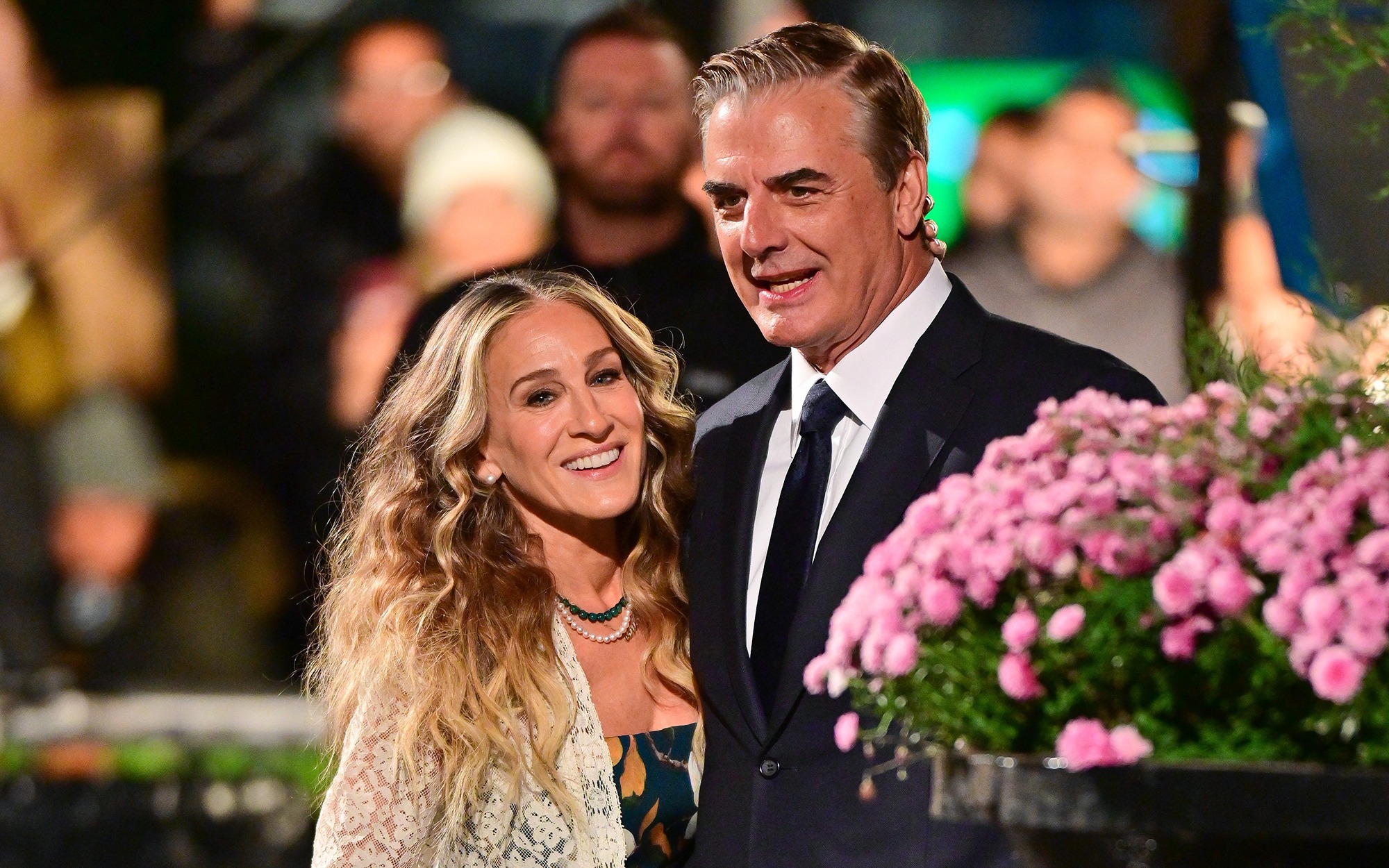 sarah-jessica-parker-chris-noth-1723437066105893752955-0-0-1250-2000-crop-1723437068442568590937.jpg