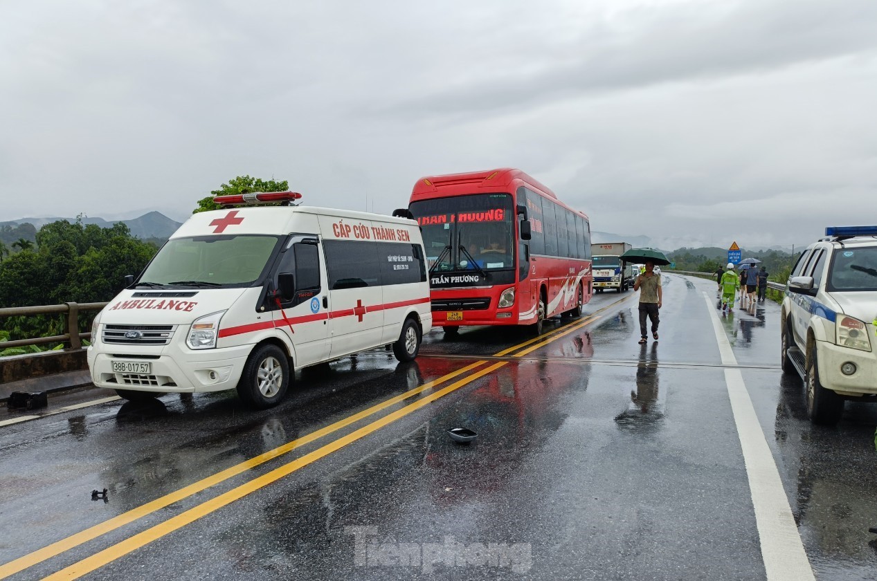 Tai nạn liên hoàn trên cao tốc Nội Bài - Lào Cai, 2 người thương vong - Ảnh 6.