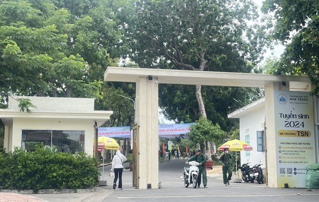 Trường nhập sai học ph&iacute;, nhiều sinh vi&ecirc;n chưa được nhận bằng - Ảnh 1.