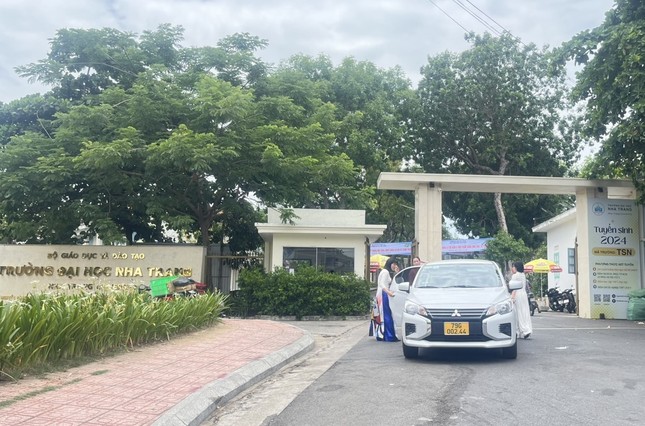 Trường nhập sai học ph&iacute;, nhiều sinh vi&ecirc;n chưa được nhận bằng - Ảnh 3.