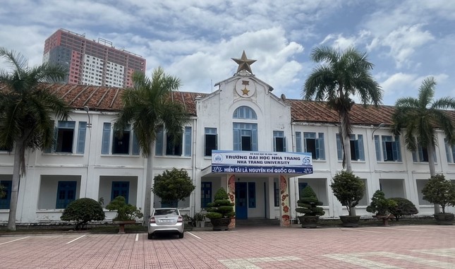 Trường nhập sai học ph&iacute;, nhiều sinh vi&ecirc;n chưa được nhận bằng - Ảnh 2.