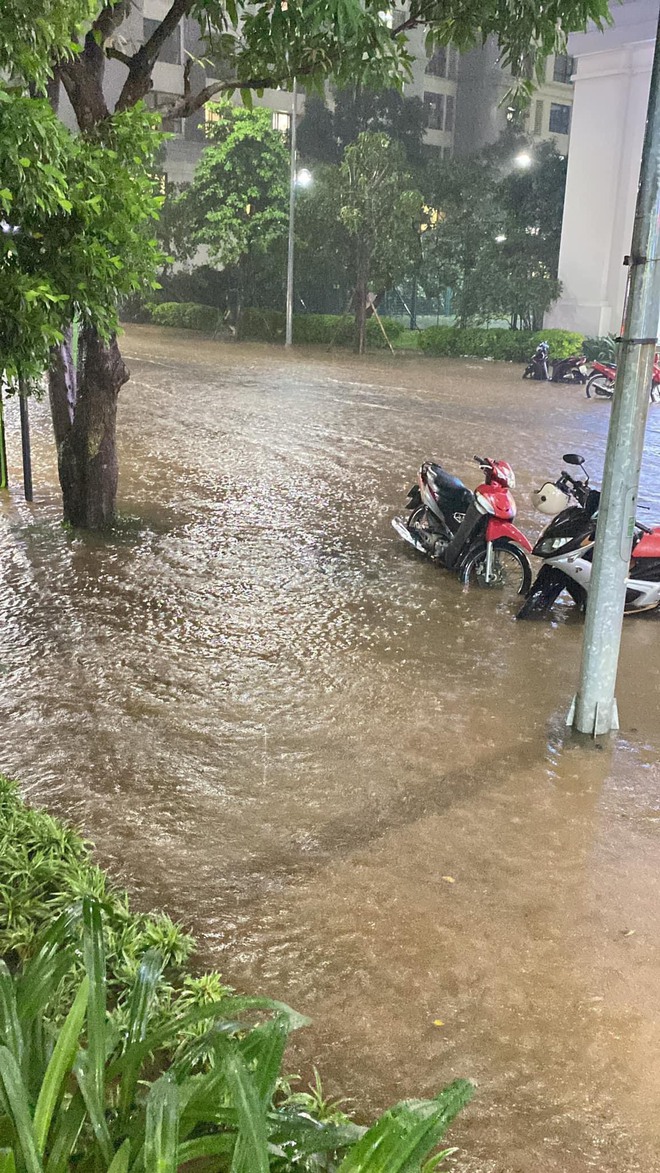 Ngay lúc này: Nhiều tuyến phố Hà Nội ngập thành sông sau cơn mưa tầm tã giờ tan tầm - Ảnh 4.