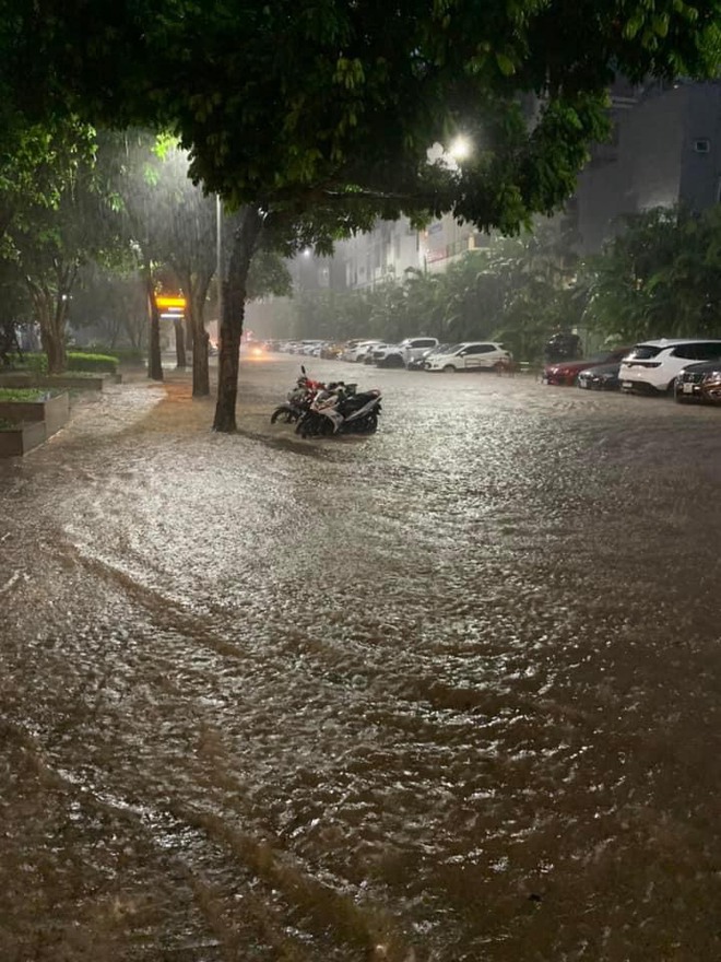 Ngay lúc này: Nhiều tuyến phố Hà Nội ngập thành sông sau cơn mưa tầm tã giờ tan tầm - Ảnh 6.