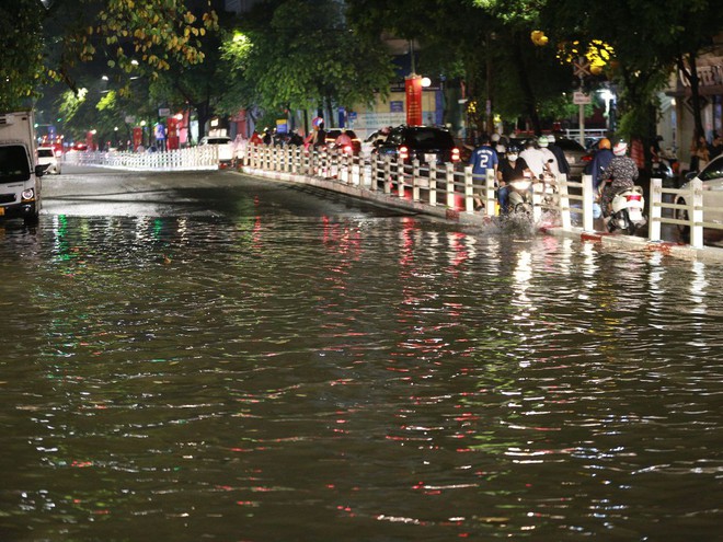 Ngay lúc này: Nhiều tuyến phố Hà Nội ngập thành sông sau cơn mưa tầm tã giờ tan tầm - Ảnh 14.